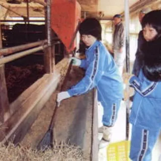 東日本ファミリー牧場で飼料を確認する職場体験の生徒